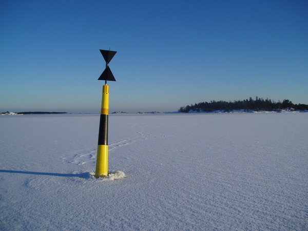 Navigation mark: A navigation mark in the ice.